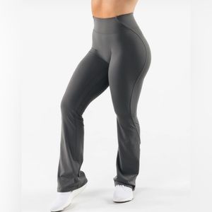 Alphalete AURA FLARED PANT
Women's Brushed High-Stretch Flared Pant
Pewter: xs